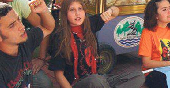 RT @ekizilkaya: If you missed:
“Girl with red foul…