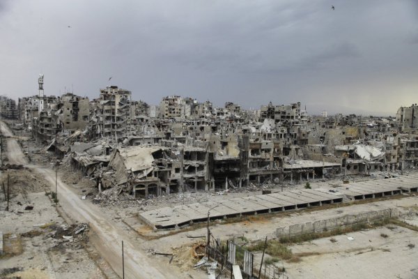 RT @BoingBoing: Drone video of Homs, Syria shows a…