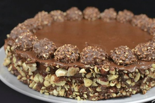 RT @ItsFoodPorn: Ferrero Rocher Cake https://t.co/…