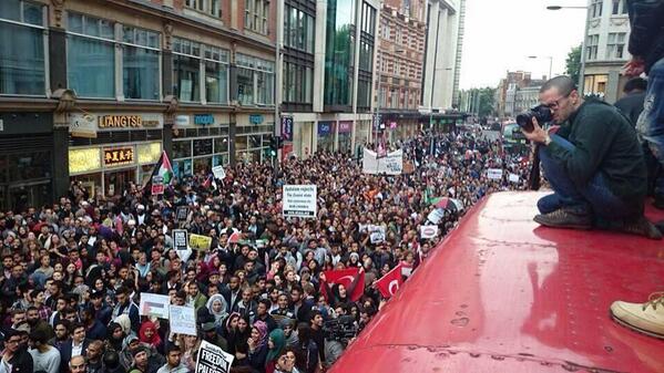 RT @iFalasteen: 10,000 outside Israeli Embassy Lon…
