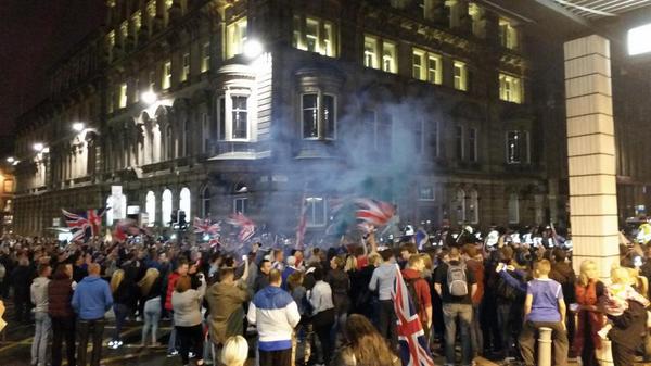 RT @EneriDier: “@T_Mackintosh: Flares being set of…