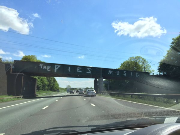RT @mothdust: More mystery pie graffiti https://t….